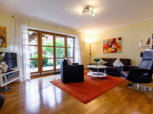sala de estar con sofá y mesa en Holiday apartment Alpenstern, en Ruhpolding
