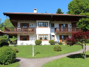 Großes Haus mit Balkon und Hof in der Unterkunft Holiday apartment Alpenstern in Ruhpolding