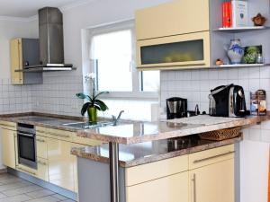 eine Küche mit gelben Schränken und einer Arbeitsplatte in der Unterkunft Holiday apartment in the rose garden in Birach