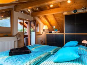 ein Schlafzimmer mit einem blauen Bett mit blauen Kissen in der Unterkunft Holiday apartment Zugspitzblick-Riedel in Garmisch-Partenkirchen