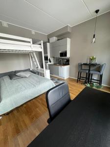 Modern apartment near Helsinki airport في فانتا: غرفة نوم مع سرير بطابقين وطاولة طعام