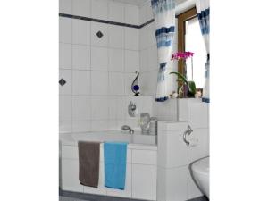 een badkamer met een bad en een wastafel bij Holiday apartment Resch in Perlesreut