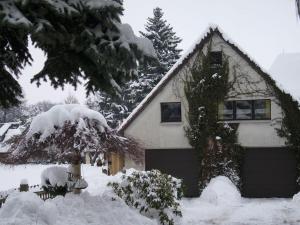 ein Haus mit einer schneebedeckten Garage in der Unterkunft Apartment at the Knappensee in Groß Särchen in Neufriedersdorf