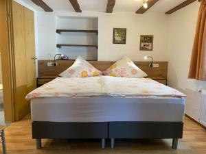 Afbeelding uit fotogalerij van Holiday apartment "Cornflower" in Irmenach +8 foto's