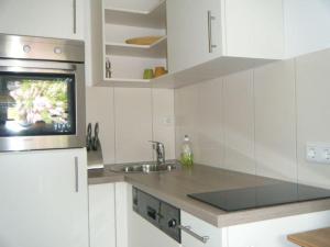 Cuisine ou kitchenette dans l'établissement Holiday home with jetty and sports boat