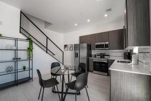 Una cocina o cocineta en Skylit Townhome in Arcadia, Close to everything Phoenix and Scottsdale