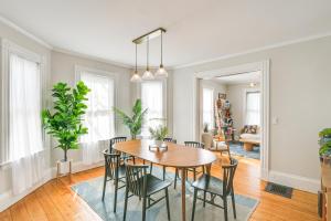 una sala da pranzo con tavolo e sedie di Bright and Pet-Friendly Home 2 Mi to Harvard Square a Watertown