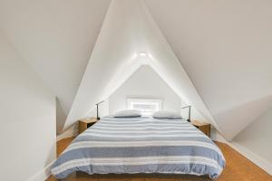 una camera da letto con letto in mansarda di Bright and Pet-Friendly Home 2 Mi to Harvard Square a Watertown