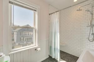 bagno bianco con finestra e doccia di Bright and Pet-Friendly Home 2 Mi to Harvard Square a Watertown Altre 27 foto