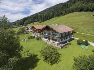 een luchtzicht op een groot huis op een heuvel bij Holiday apartment carefree in Inzell