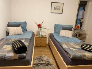 - une chambre avec 2 lits et un vase de fleurs dans l'établissement Villa Hirsch, à Gera