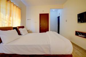 A bed or beds in a room at OYO PRANITH SKY ROOMS