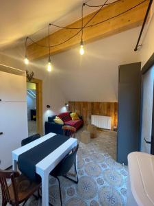 salon ze stołem i kanapą w obiekcie REFUGE DU CAP w mieście Saint-Lary-Soulan