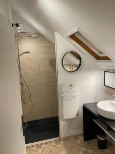 La salle de bains est pourvue d'une douche et d'un lavabo. dans l'établissement REFUGE DU CAP, à Saint-Lary-Soulan