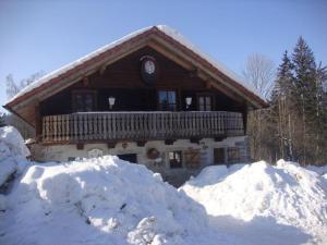 una grande baita di tronchi con balcone nella neve di Schauberger Hut mountain hut a Waldkirchen
