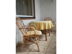 stół i krzesła z żółtą tkaniną w obiekcie Landhaus Säntisweg - "Hochgrat" w mieście Oberreute