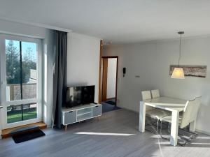 sala de estar con mesa y TV en Haus Elbe Wohnung #15 - 10 min zu Fuß zum Strand, en Cuxhaven