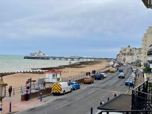 イーストボーンにあるEast Beach Hotelの車が浜辺に停まった賑やかな街道