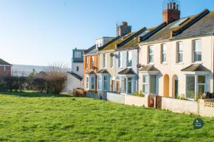 un grupo de casas en una colina en Spindrift - views of Chesil beach dog friendly en Weymouth