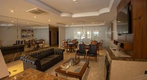 Uma área de estar em Lizon Curitiba Hotel