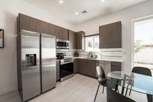 Een keuken of kitchenette bij Skylit Townhome in Arcadia, Close to everything Phoenix and Scottsdale