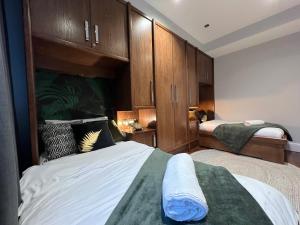 Tempat tidur dalam kamar di Hyde Park, Oxford St - 2 Bed, 3Bath - Lift