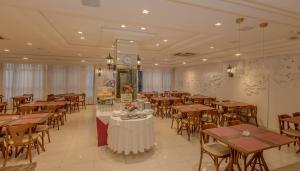 Um restaurante ou outro lugar para comer em Lizon Curitiba Hotel