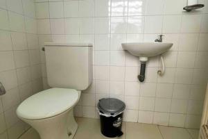 łazienka z toaletą i umywalką w obiekcie Apartamento Confortável e Espaçoso UEM EL06 w mieście Maringá