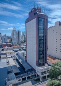 un edificio alto con un cartel encima en Lizon Curitiba Hotel, en Curitiba