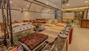 a store filled with lots of cakes on display at Lizon Curitiba Hotel in Curitiba