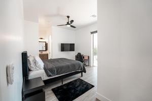 1 dormitorio con 1 cama y ventilador de techo en Skylit Townhome in Arcadia, Close to everything Phoenix and Scottsdale, en Phoenix