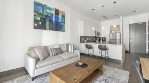 een woonkamer met een bank en een tafel bij Landing Modern Apartment with Amazing Amenities (ID1400X813) in Birmingham