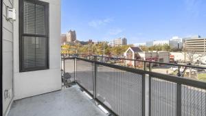 - Balcón de un edificio con vistas a la ciudad en Landing Modern Apartment with Amazing Amenities (ID1400X813) en Birmingham