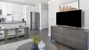 una sala de estar con TV de pantalla plana en una cómoda en Landing Modern Apartment with Amazing Amenities ID1234X280 en Chapel Hill