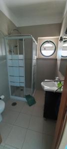 La salle de bains est pourvue d'une douche et d'un lavabo. dans l'établissement Casa Gaia, à Serpins