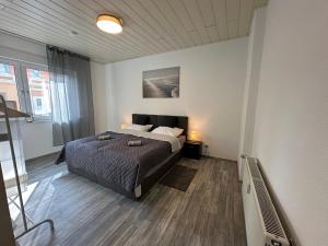 a bedroom with a bed in a room at schön wohnen ! Netflix Nespresso Küche Parkplatz Garten in Duisburg