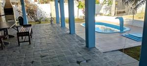 een patio met een hot tub, een tafel en een stoel bij Casa Praia de Tabatinga in Nísia Floresta