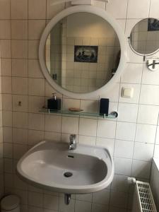y baño con lavabo y espejo. en Bruchmühlen, en Bruchhausen-Vilsen