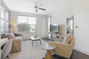 a living room with a couch and a table at Landing Modern Apartment with Amazing Amenities ID8348X93 in Kansas City