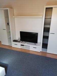 Televízia a/alebo spoločenská miestnosť v ubytovaní Apartment in Mali Lošinj with Seaview, Terrace, Air condition, WIFI (3780-2)