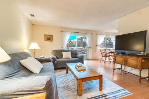 uma sala de estar com um sofá e uma televisão de ecrã plano em Sun-Kissed Orangevale Home with Private Hot Tub! em Orangevale
