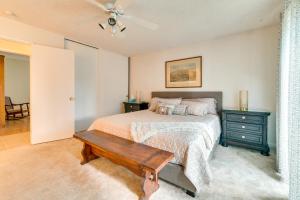 um quarto com uma cama e uma mesa em Sun-Kissed Orangevale Home with Private Hot Tub! em Orangevale