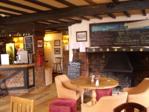 Area lounge atau bar di The Crown Aldbourne