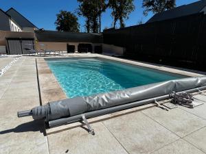 einen Pool mit einem aufblasbaren Pool in der Unterkunft Maison chaleureuse tout confort in Amboise