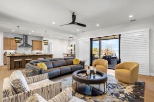 een woonkamer met een bank en een tafel bij Captain's Cove Retreat New Listing Concierge Services in Horseshoe Bay