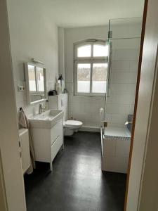 Baño blanco con lavabo y aseo en Wohnung, 2 Schlafz. 4 Pers., en Siegen