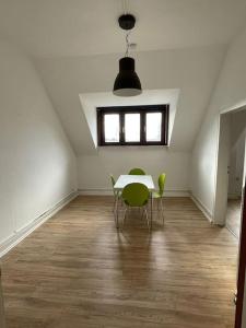 Habitación blanca con mesa y sillas. en Wohnung, 2 Schlafz. 4 Pers., en Siegen
