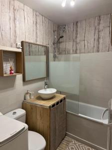 a bathroom with a sink and a toilet and a tub at L'industriel , T2 hyper centre cosy in Montauban