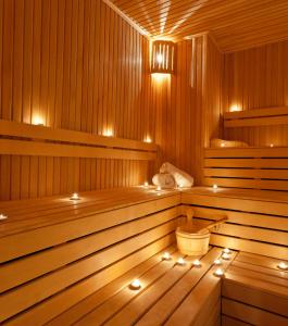 una sauna con luces en el suelo en Villa Taj Sofia & Spa en Marrakech