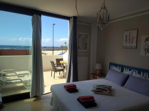 コティージョにあるCasa Maria Cotillo Marのビーチの景色を望むベッドルーム1室(ベッド1台付)